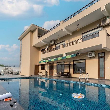 Brookvale Manor By Stayvista - Private Pool Haven With Endless Views & Indoor Fun Sohna Экстерьер фото